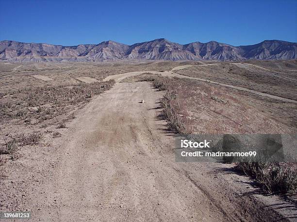 Estrada Para A Lado Nenhum A Sério - Fotografias de stock e mais imagens de Amarilho - Amarilho, Ao Ar Livre, Cena Rural