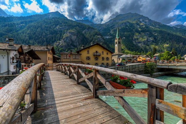 pequena cidade alpina no norte da itália. - valle daosta - fotografias e filmes do acervo