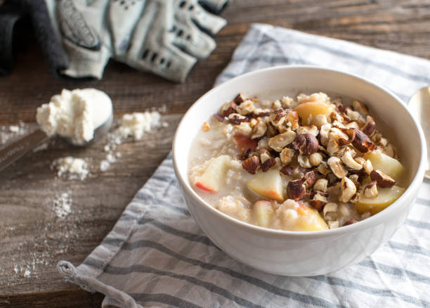 белковая тарелка для завтрака с сывороточным порошком - oatmeal heat bowl breakfast стоковые фото и изображения