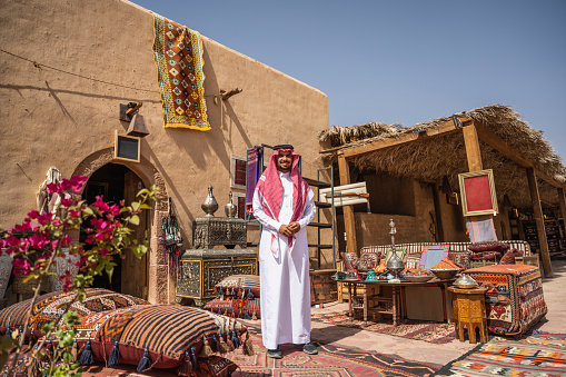 Comerciante saudí al aire libre con productos a la venta photo