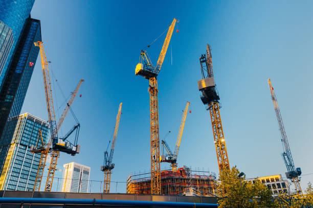 istock Growing financial district in Frankfurt am Main, tall construction machinery 1396820351
