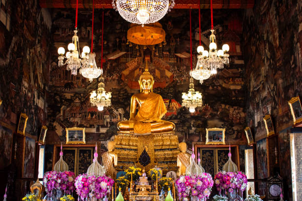 immagine del buddha nella posizione bhumisparsha al tempio wat pho, bangkok, thailandia. - wat pho foto e immagini stock
