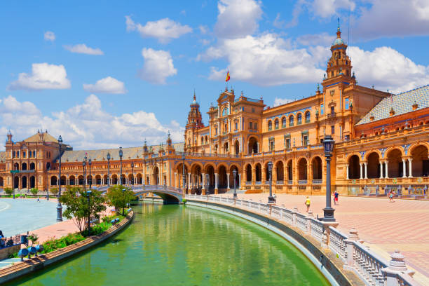 plaza de espana em sevilha, espanha - national landmark architectural styles sevilla seville - fotografias e filmes do acervo