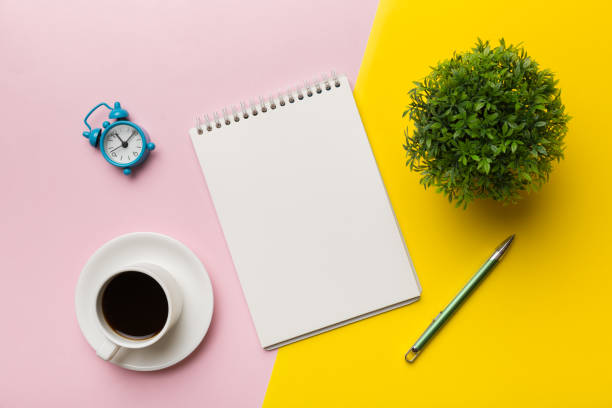 mesa de escritorio de oficina moderna con cuaderno y otros suministros con taza de café. página de bloc de notas en blanco para diseñar. vista superior, plano lay - palmtop fotografías e imágenes de stock