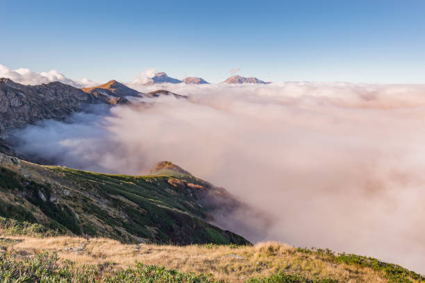 nubes sobre las montañas por la noche. - 3498 fotografías e imágenes de stock