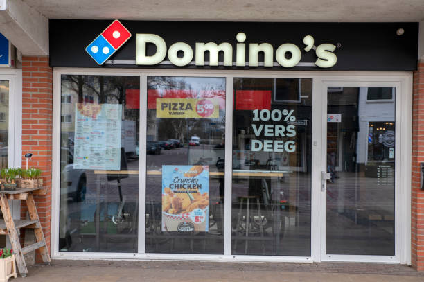 domino's pizza take away restaurant a naarden paesi bassi - dominos pizza foto e immagini stock