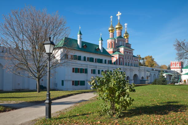 the intercession gate church and the mariinsky chambers in the novodevichy monastery. moscow, russia - novodevichy convent imagens e fotografias de stock