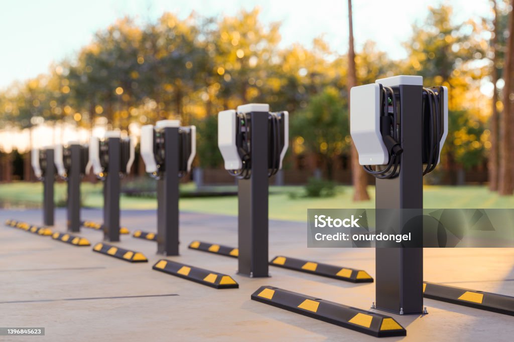 Electric Car Charging Station In Outdoor Parking Lot - Royalty-free Elektrikli Taşıt Şarj İstasyonu Stok görsel