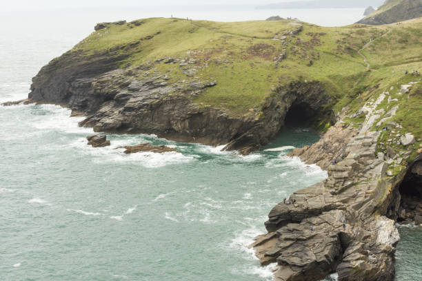 tintagel castle 1 - wizards of the coast imagens e fotografias de stock