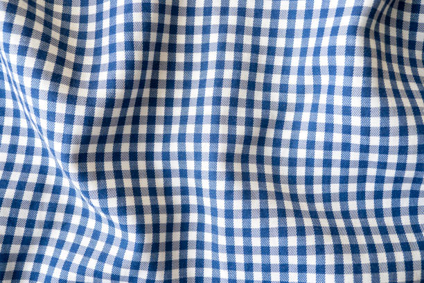 волнистая клетчатая синяя ткань, скатерть в качестве текстуры или фона, вид сверху - checked blue tablecloth plaid стоковые фото и изображения