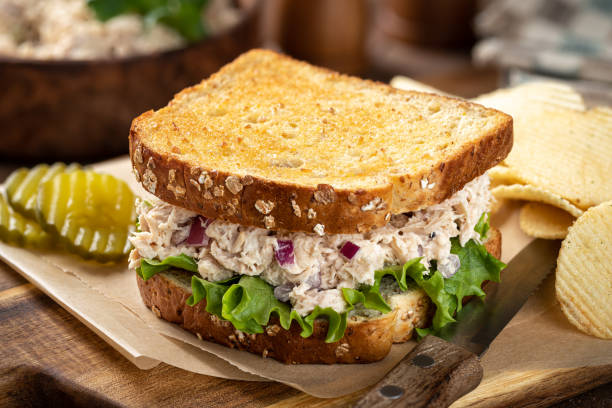 salada de atum e sanduíche de alface em pão de grão inteiro - tuna salad sandwich - fotografias e filmes do acervo