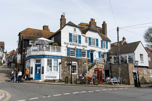 A guest house 'Old Borough Arms' in Rye, a small town in the Rother district, in East Sussex, England, two miles from the sea. The town has historical roots and charm, which makes it a tourist destination with hotels, guesthouses, guesthouses, tea rooms and a restaurant.