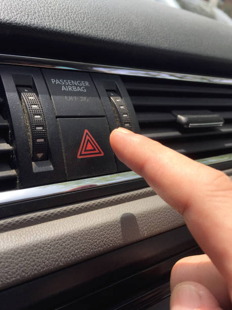 finger drücken auto notlichter knopf - hazard lights stock-fotos und bilder