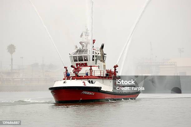 Nave Antincendio - Fotografie stock e altre immagini di Nave antincendio - Nave antincendio, A mezz'aria, Acqua