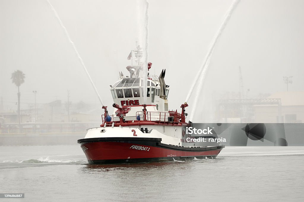 Barco de combate a incêndio - Foto de stock de Barco de bombeiros royalty-free
