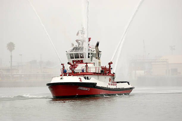 лодка в сфере пожаротушения - fire boat стоковые фото и изображения