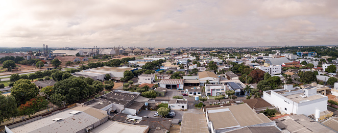 Vista aérea con drones del horizonte de la ciudad de Sorriso, edificios, casas y la carretera BR 163 en el día nublado de verano, Amazonas, Mato Grosso, Brasil. Concepto de paisaje urbano, hito, arquitectura, logística, transporte. photo