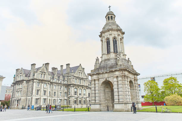 dublin, ireland - 04.10.2022: the trinity college dublin, the university of dublin, ireland - dublin ireland brick built structure building exterior imagens e fotografias de stock