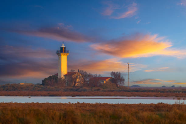 farol phare de la gacholle, parque natural regional de camargue, provença, frança - camargue saintes maries de la mer bodies of water landscapes - fotografias e filmes do acervo