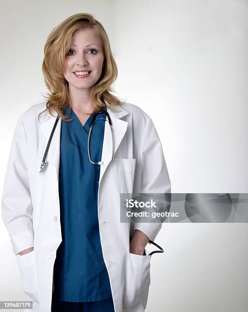 Lady Médico Usando Bata De Laboratório - Fotografias de stock e mais imagens de Adulto - Adulto, Autoconfiança, Beleza