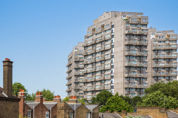 муниципальные блоки в поместье коттон гарденс и террасные дома в лондоне - apartment sky housing project building exterior стоковые фото и изображения