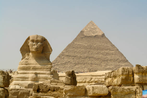 sphinx devant les pyramides, gizeh, le caire, égypte - pyramide de khéops photos et images de collection