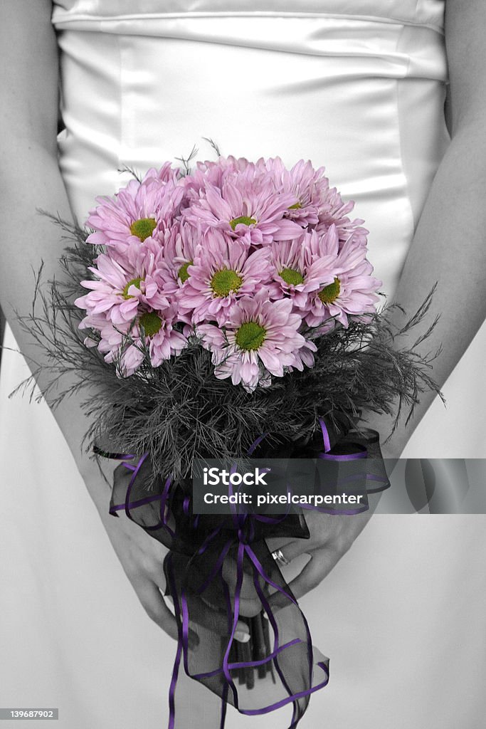 Noiva segurando buquê com imagem em preto e branco, mas flor - Foto de stock de Amor royalty-free