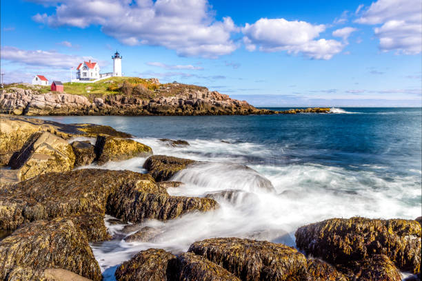 メイン州ケープネ��ディックのナブルポイント灯台 - maine lighthouse rock sea ストックフォトと画像