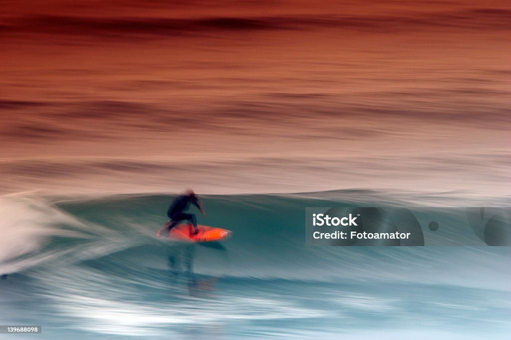 Surfista pegando a tarde onda - Foto de stock de Montar royalty-free