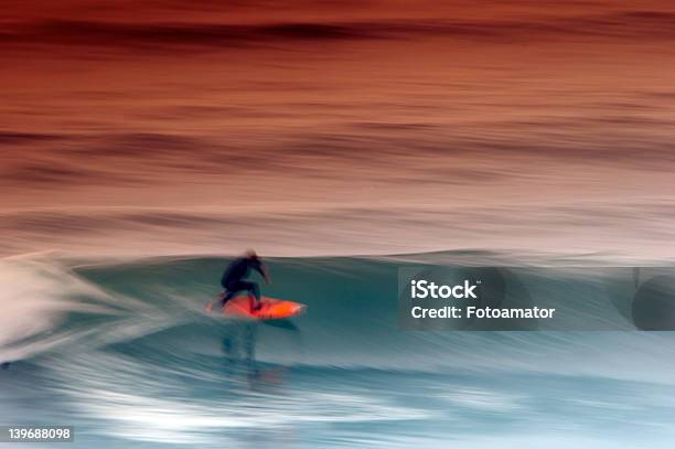 Foto de Surfista Pegando A Tarde Onda e mais fotos de stock de Montar - Montar, Surfe, Adulto