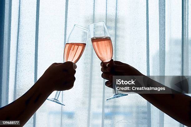 Шампанское Тост Красное Вино — стоковые фотографии и другие картинки Алкоголь - напиток - Алкоголь - напиток, Богатство, Бокал для шампанского