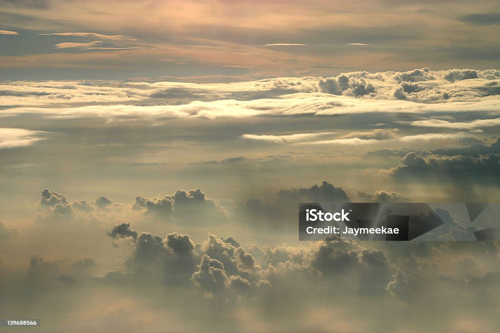 Por encima de las nubes 2 - Foto de stock de Alto - Descripción física libre de derechos