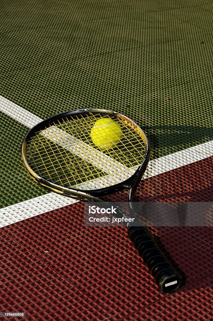 Bola debaixo de Raquete - Foto de stock de Bola royalty-free