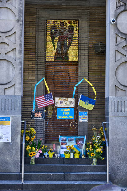 un piccolo santuario o un'offerta per la pace di fronte alla chiesa ucraina di san giorgio situata sulla 7th street a new york - st george flag architecture famous place foto e immagini stock