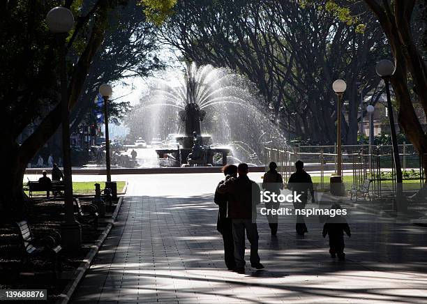 Photo libre de droit de Promenade De La Fontaine banque d'images et plus d'images libres de droit de Piéton - Piéton, Activité de loisirs, Arbre