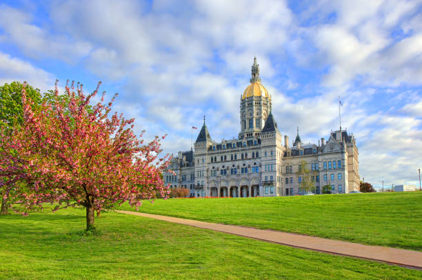 Spring in Hartford, Connecticut The Connecticut State Capitol is located on Bushnell Park in the Connecticut capital of Hartford connecticut state capitol building stock pictures, royalty-free photos & images