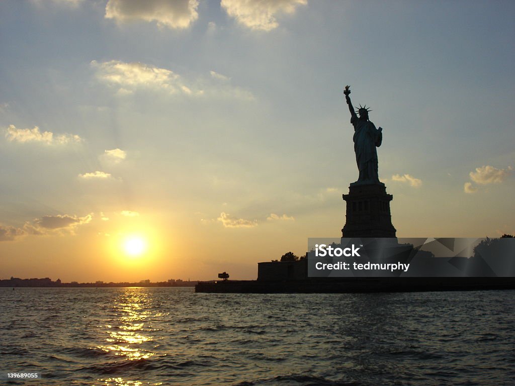 Estatua de la libertad al atardecer - Foto de stock de Agua libre de derechos