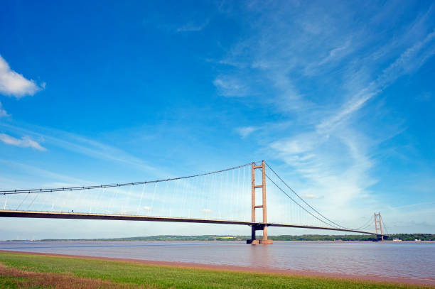 푸른 하늘 아래 험버 브리지 파노라마 - humber bridge bridge humber river yorkshire 뉴스 사진 이미지