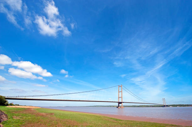 humber bridge extremer weitwinkel unter blauem himmel - humber bridge bridge humber river yorkshire stock-fotos und bilder