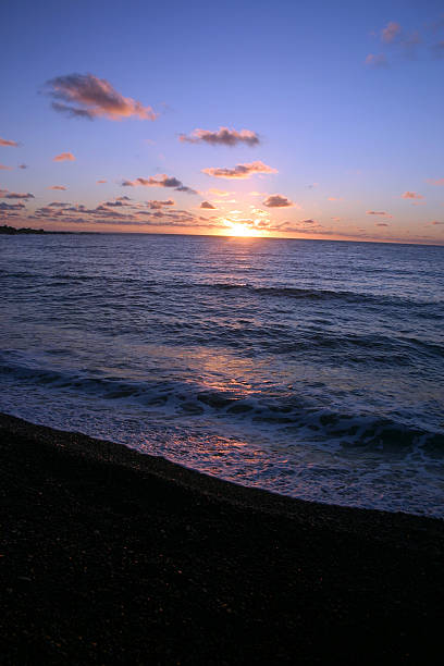 Nascer do sol, areia negra praia, Maui, havaí - fotografia de stock