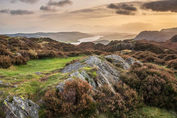 maestosa immagine del paesaggio del tramonto autunnale da holme fell guardando verso coniston water nel lake district - old man of coniston foto e immagini stock