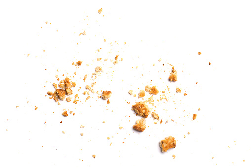 Migas dispersas de galletas de mantequilla con chips de vainilla aisladas sobre fondo blanco. Vista de cerca photo