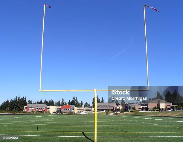 Obiettivo Post - Fotografie stock e altre immagini di End zone - End zone, Palo di legno, Ambientazione esterna