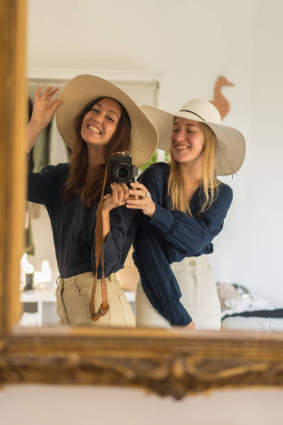 gli amici scattano selfie in specchio dorato, con fotocamera dslr - italian culture women looking at camera cheerful foto e immagini stock