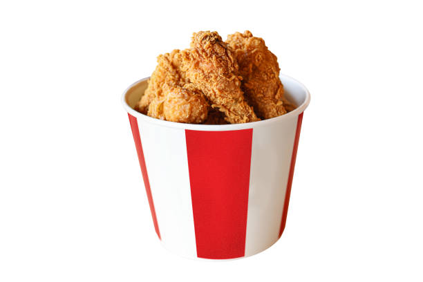 bugket fritto di pollo isolato su sfondo bianco - pollo fritto foto e immagini stock