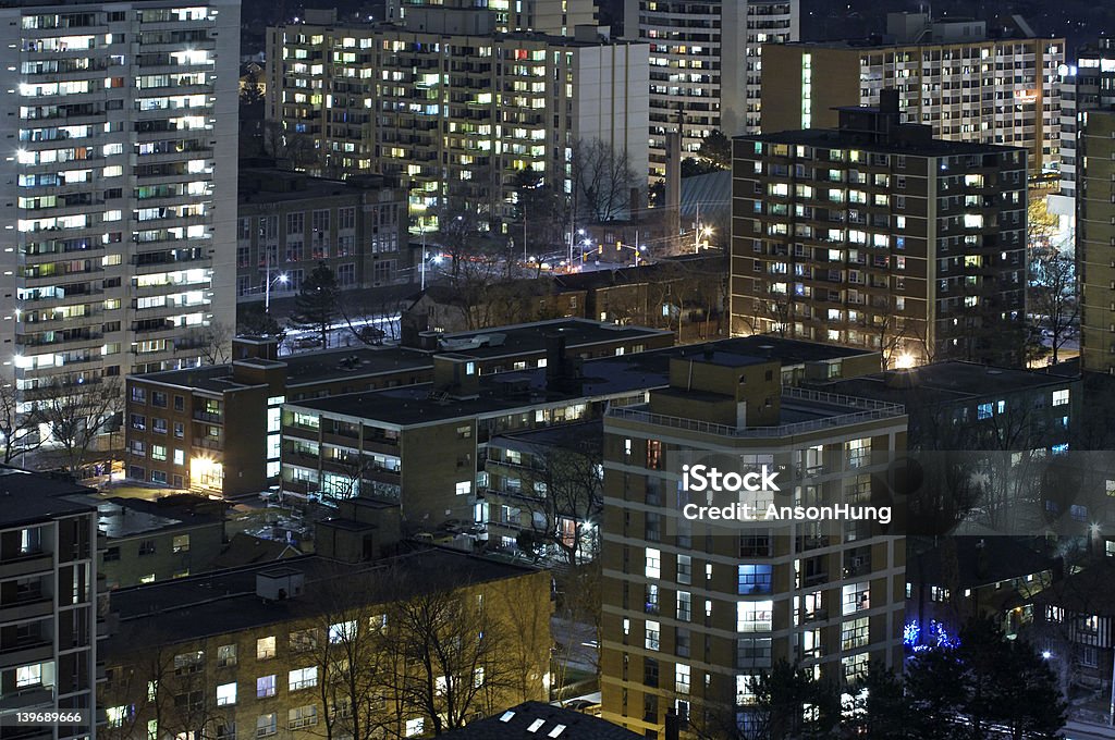 Edifici di notte. - Foto stock royalty-free di Albergo