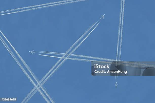 Contrails - Fotografie stock e altre immagini di Aereo da ricognizione militare - Aereo da ricognizione militare, Aereo di linea, Aeroplano