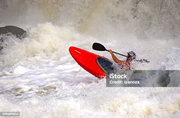 Sportler Auf Red Canoe Stockfoto und mehr Bilder von Aktivitäten und Sport - Aktivitäten und Sport, Anstrengung, Auf dem Wasser treiben