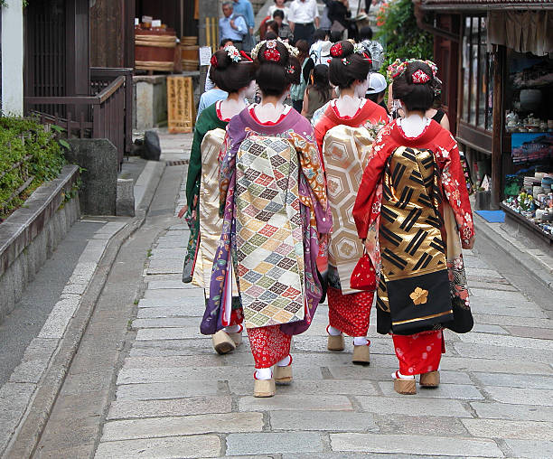Geisha grupo en una calle de Kioto - foto de stock