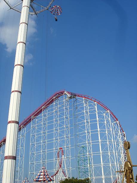 динамические roller coaster - carnival spinning built structure frame стоковые фото и изображения